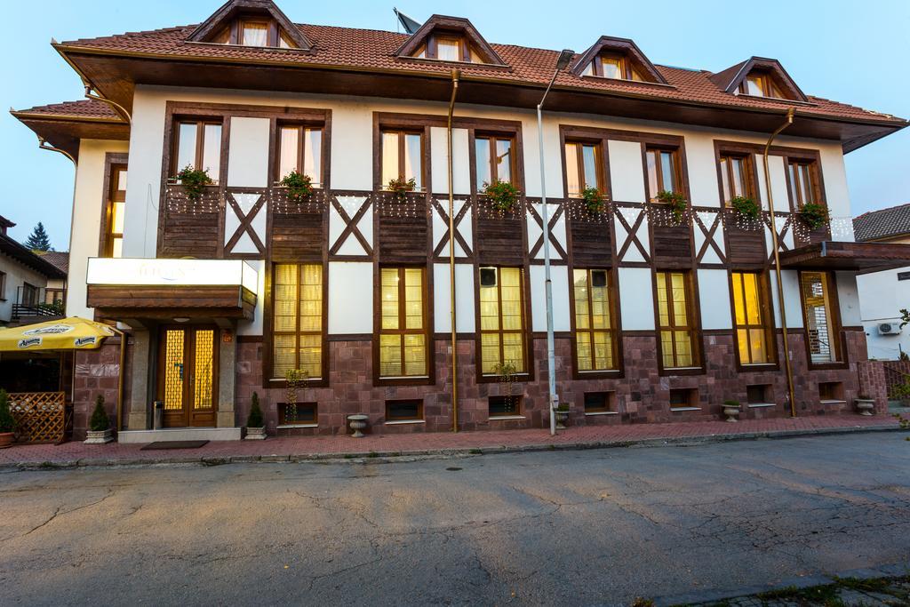 Family Hotel 泰特文 外观 照片